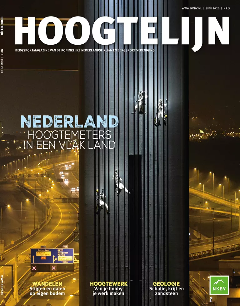 Omslag van het tijdschrift Hoogtelijn waarop vier mensen te zien zijn die ’s nachts een hoge, verticale constructie beklimmen, met op de achtergrond een snelweg en straatlantaarns. Op de omslag staat een Nederlandse tekst over klimmen, wandelen en geologi